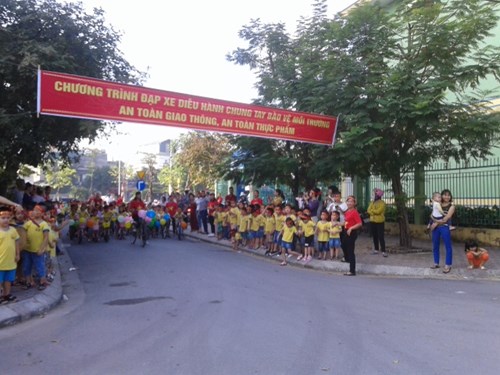 Trường mầm non Hoa Mai tổ chức chương trình diễu hành đạp xe Chung tay bảo vệ môi trường- An toàn giao thông- an toàn thực phẩm